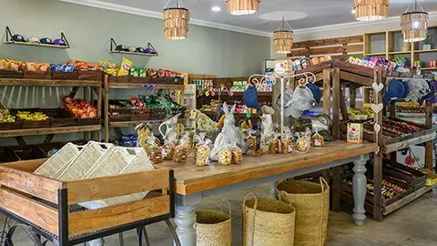 20-Kiara_Lodge_Traders